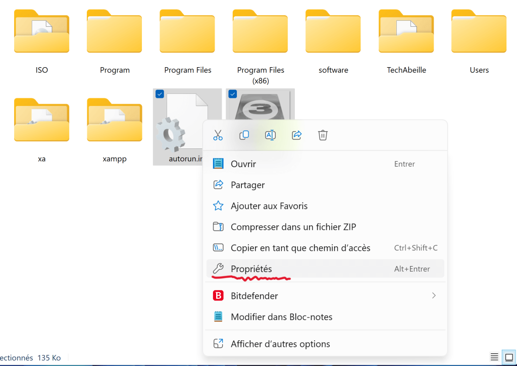Cliquez avec le bouton droit sur le fichier que vous souhaitez cacher, puis sélectionnez « Propriétés ».
